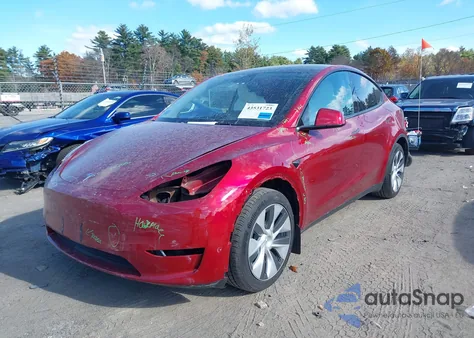 2024 Tesla Model Y Long Range Dual Motor All-Wheel Drive z USA, uszkodzony, nr VIN 7SAYGDEE5RF034978